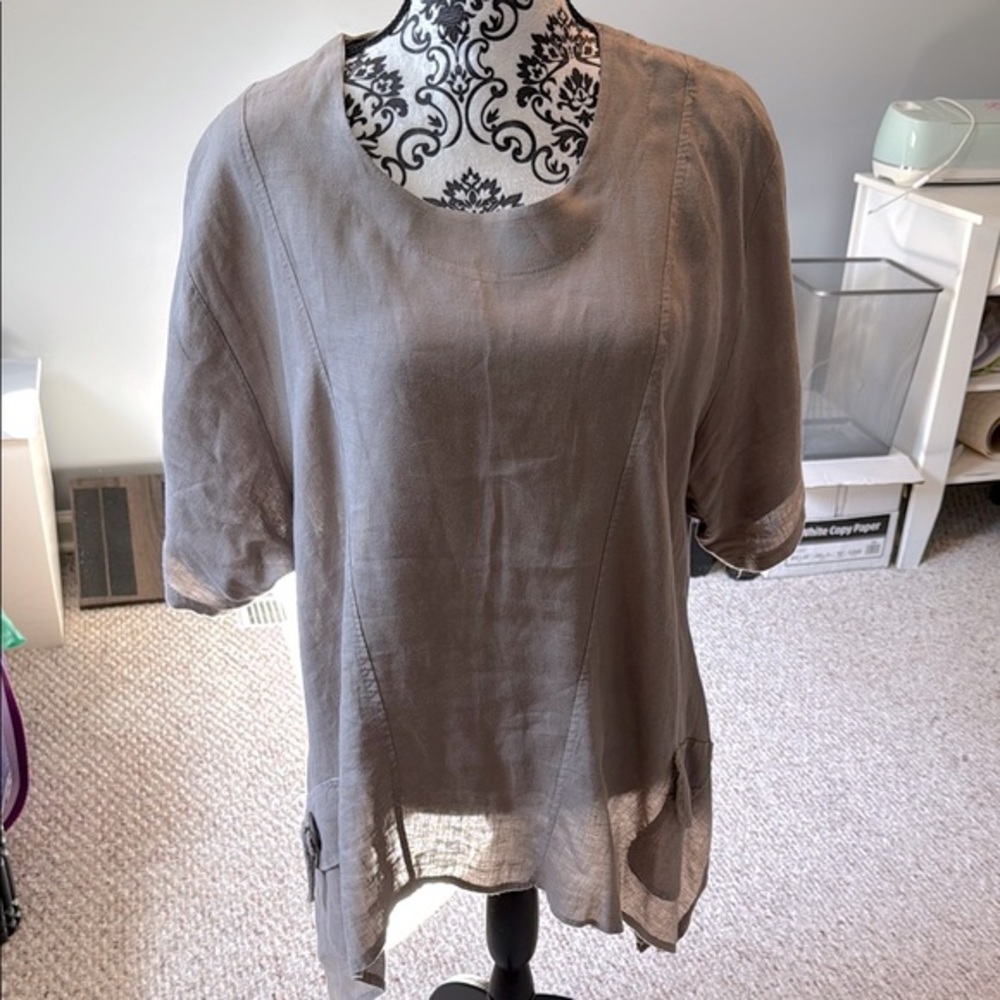 Khaki tunic. Adorable pockets each side in front with cute buttons.